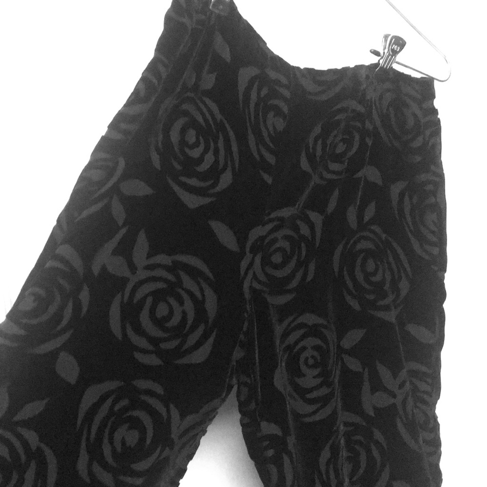 Muse velvet dress pants Sz 4 floral pattern black